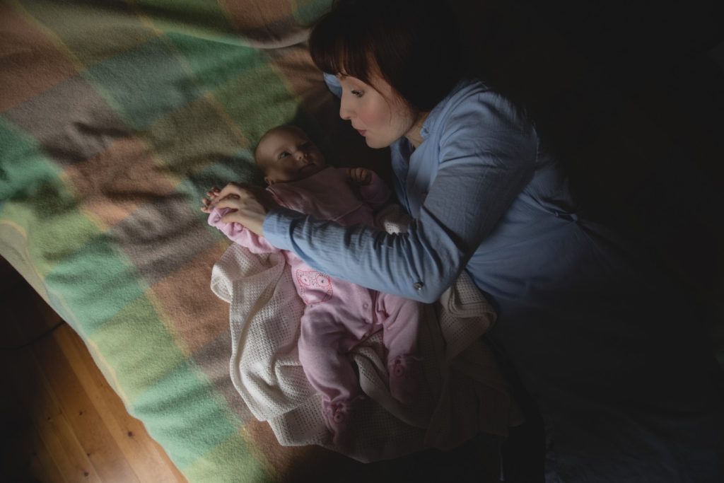 maman soin au bébé